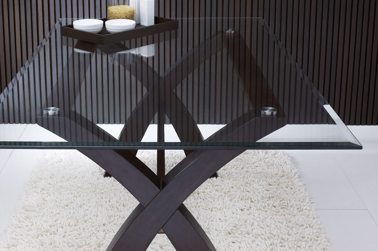 La mesa Nicolas con encimera de cristal y de color wenge