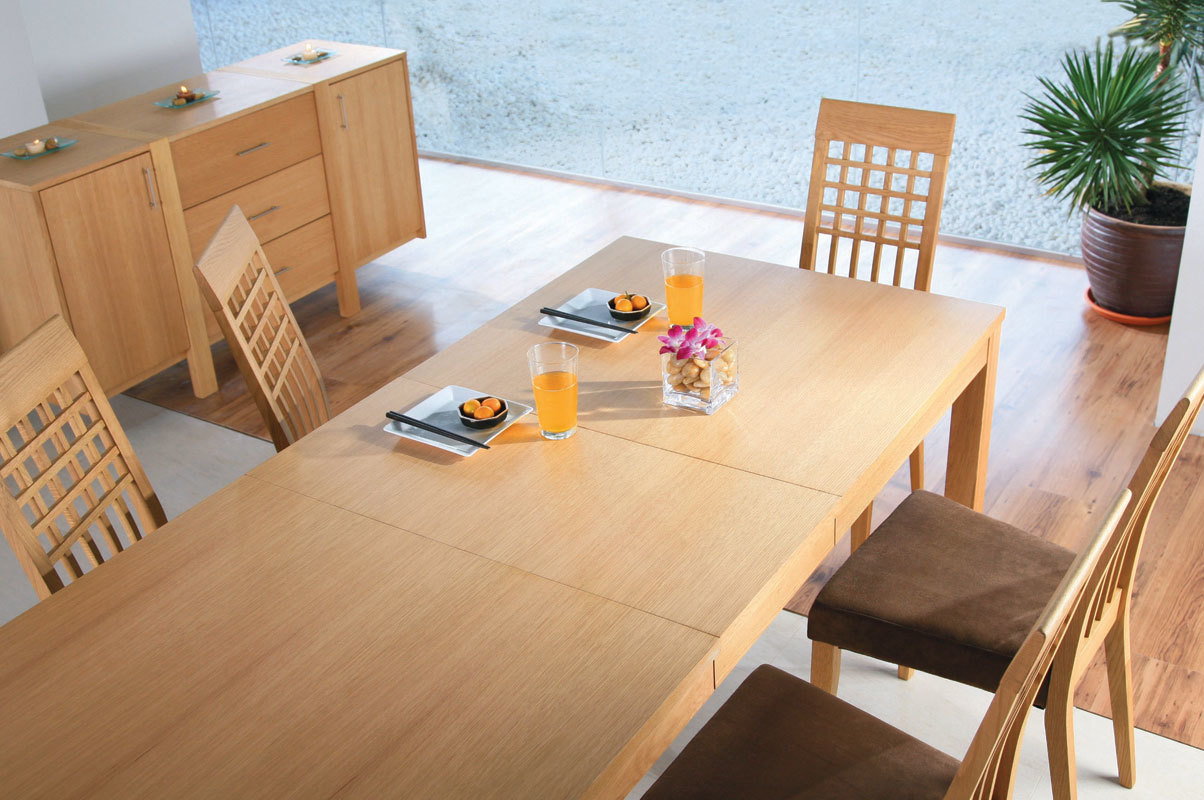 Mesa Gilmore de roble macizo y de color roble claro
