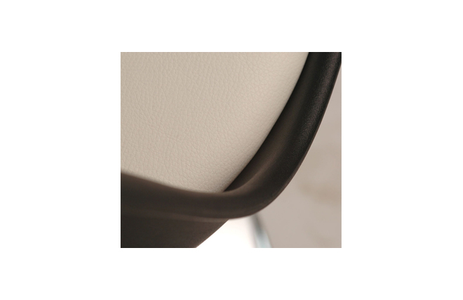 Silla Steevy de color negro giratoria y de altura regulable