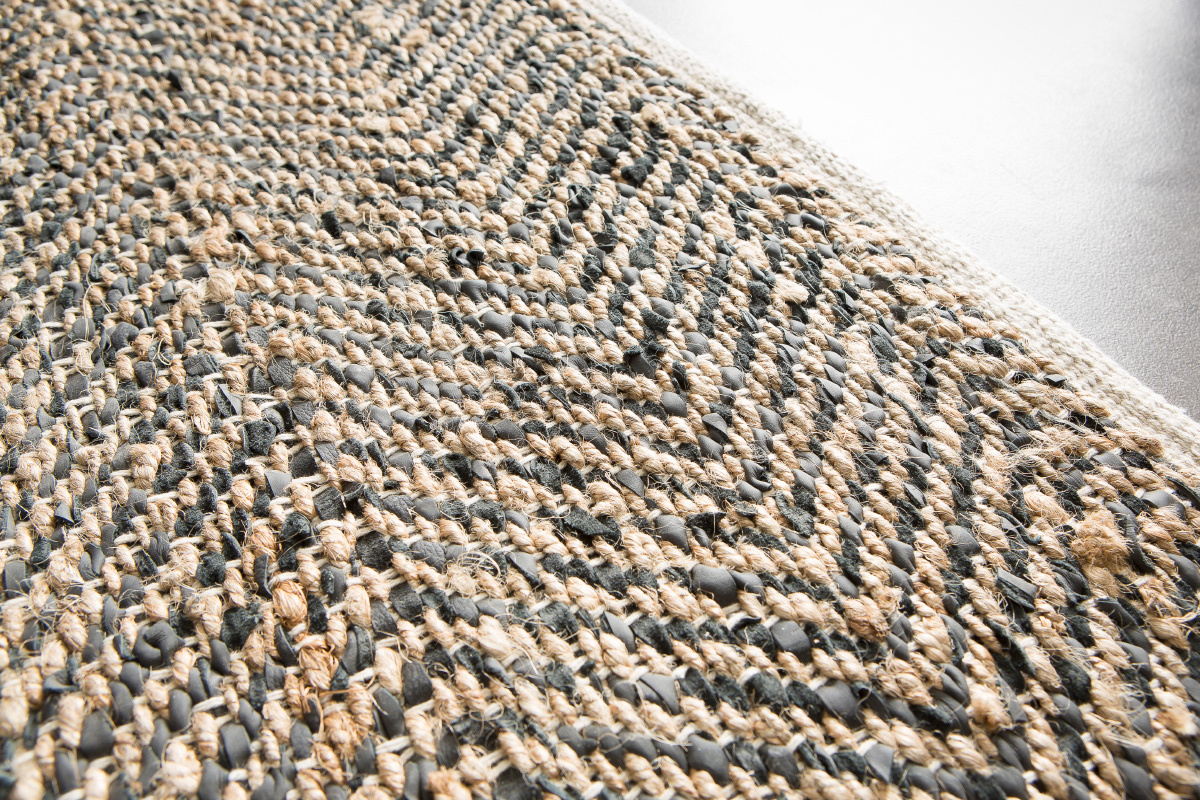 Alfombra antracita cuero y c��amo trenzado 160x230cm RAFT