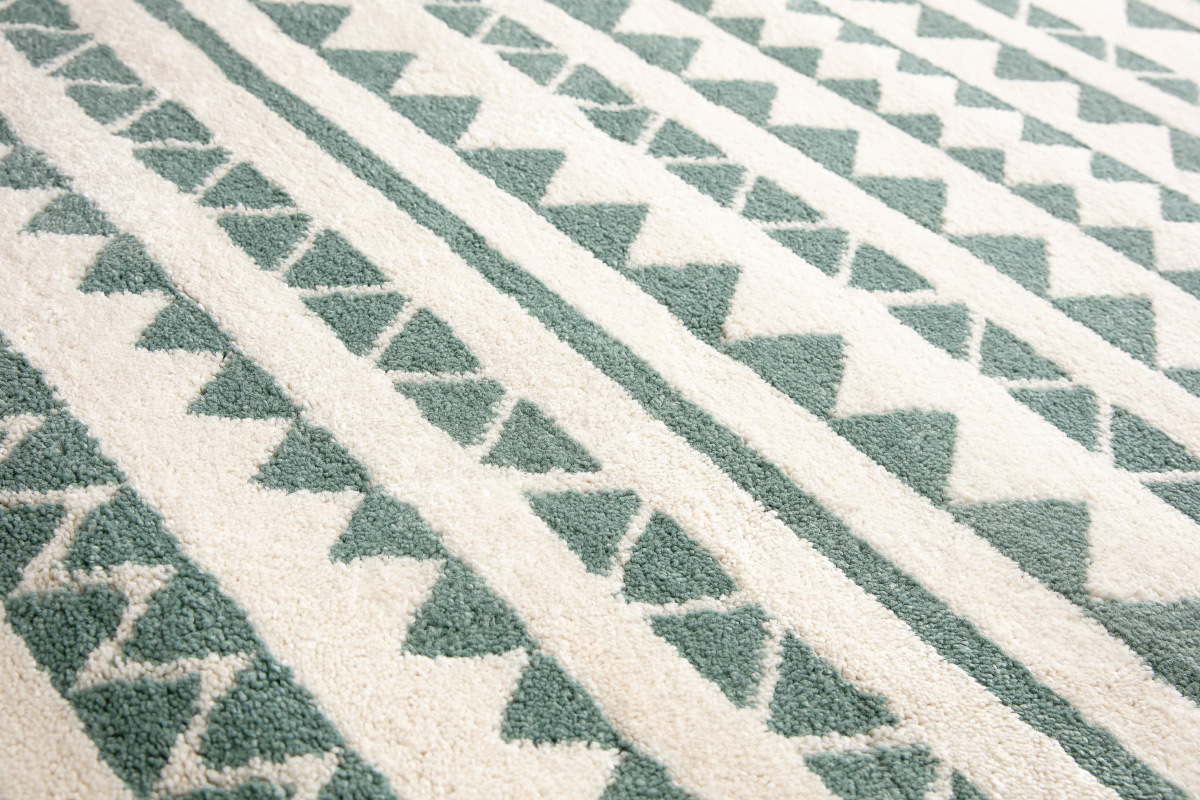 Alfombra con motivos grficos azul claro 120 x 170 cm TAYA