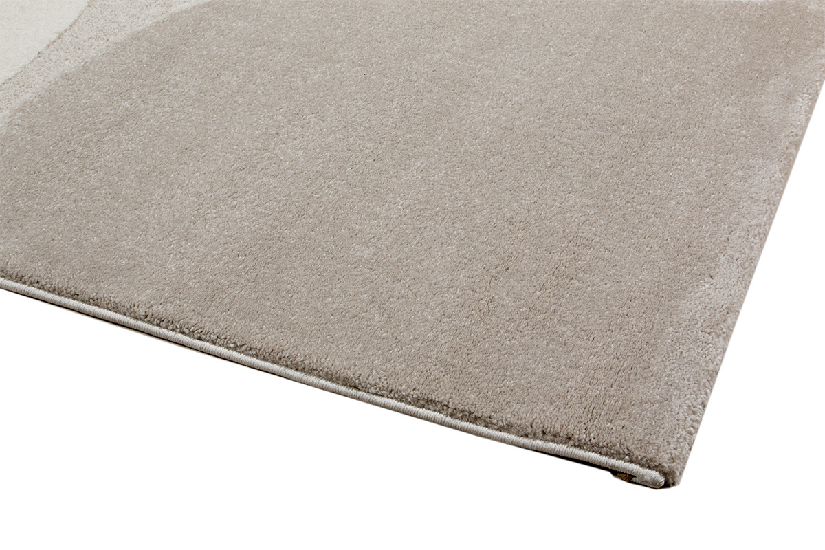 Alfombra rectangular beige LUMA, vista en detalle con textura suave y borde visible.