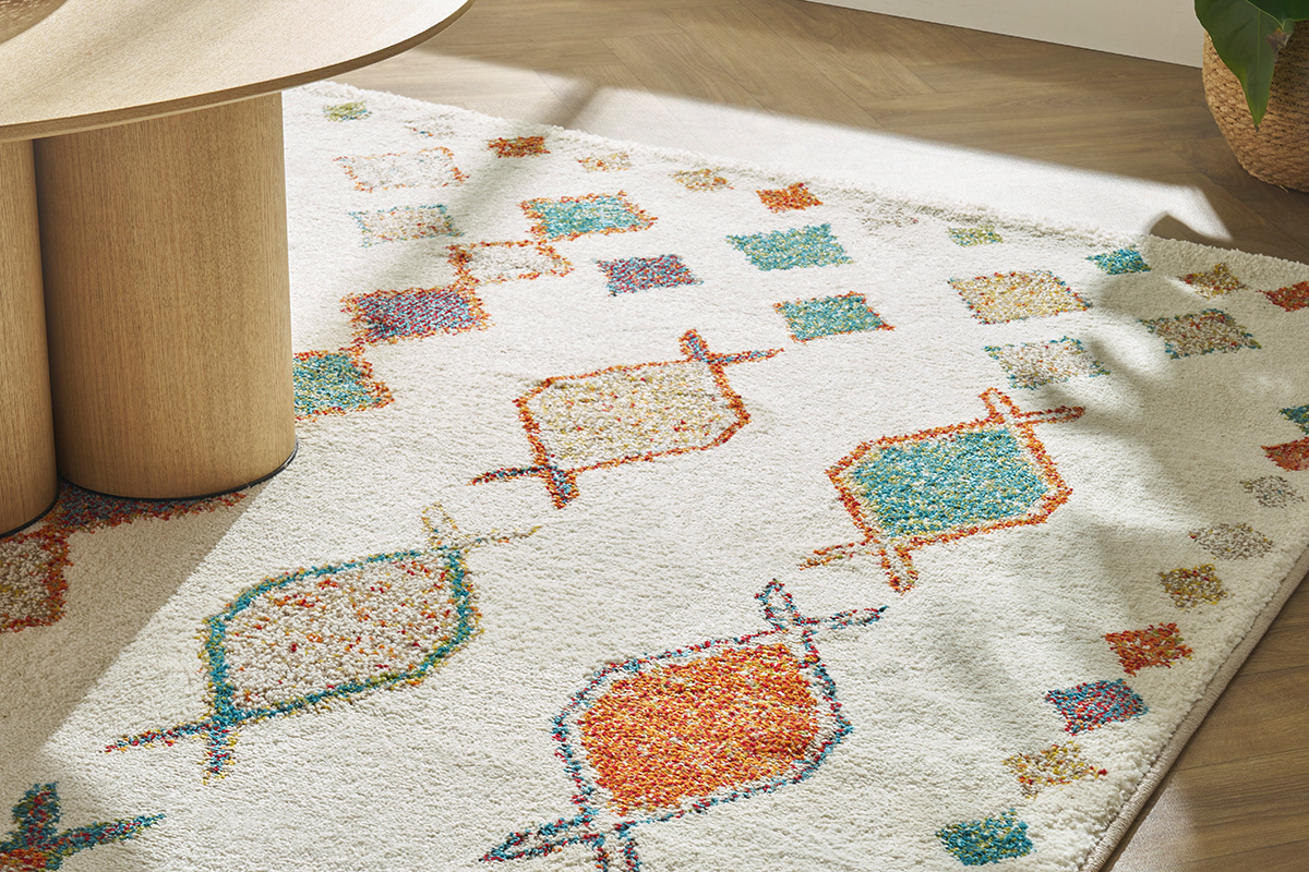 Alfombra rectangular beige de inspiración bereber con motivos multicolores 160 x 230 cm NAMI
