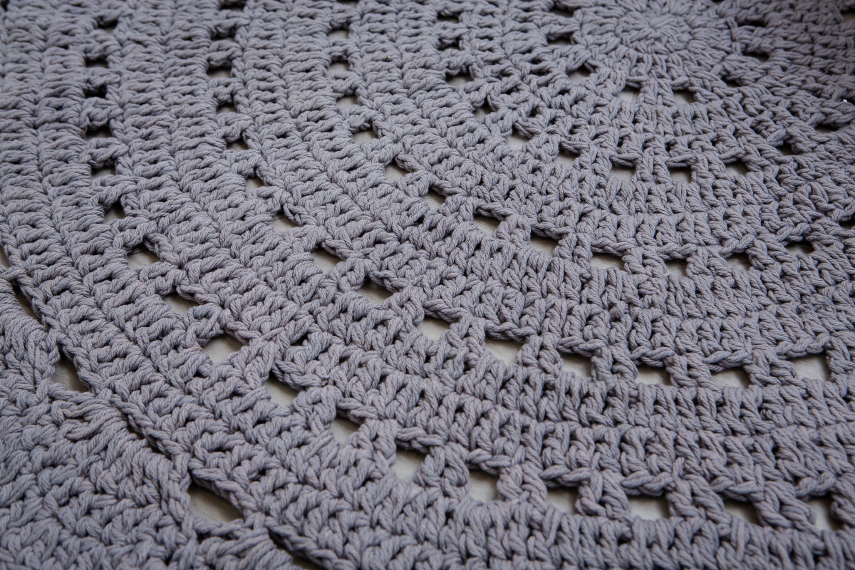 Alfombra redonda en ganchillo gris oscura 120 cm ALMA