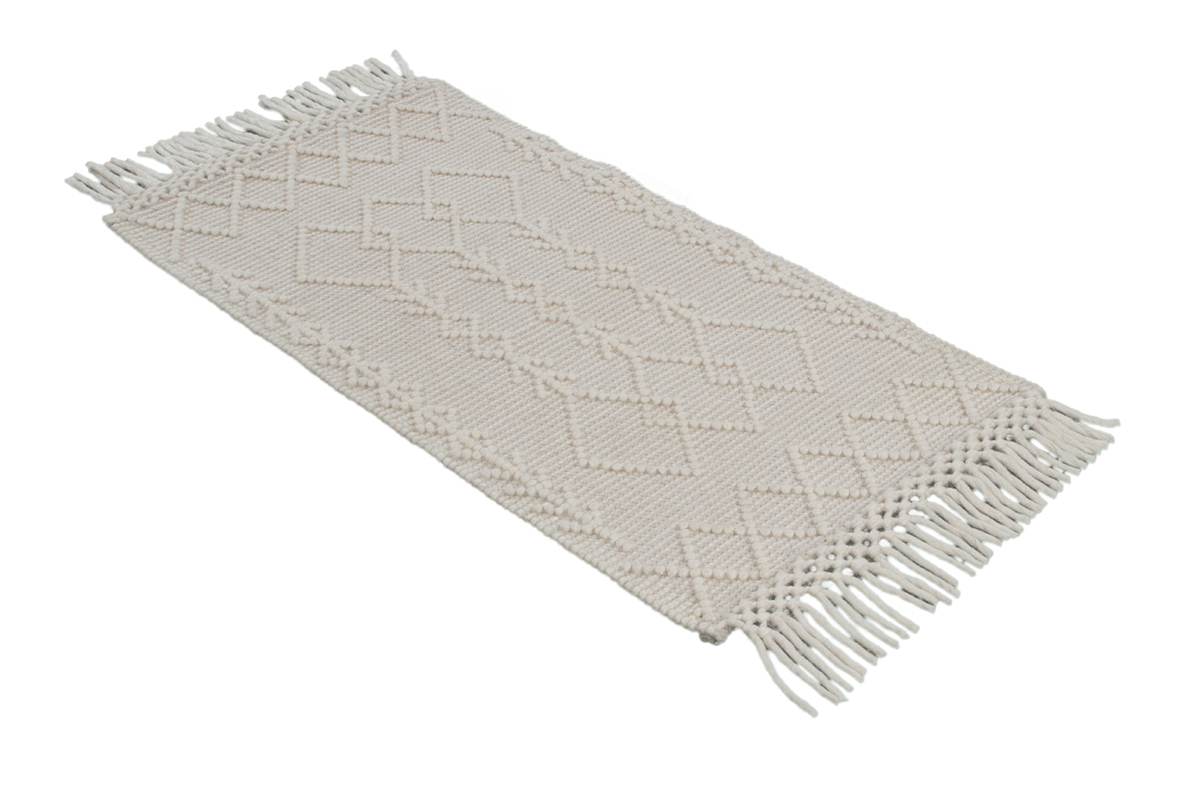 Alfombra tejida a mano de color crudo con relieve y flecos 60נ120cm DENALI