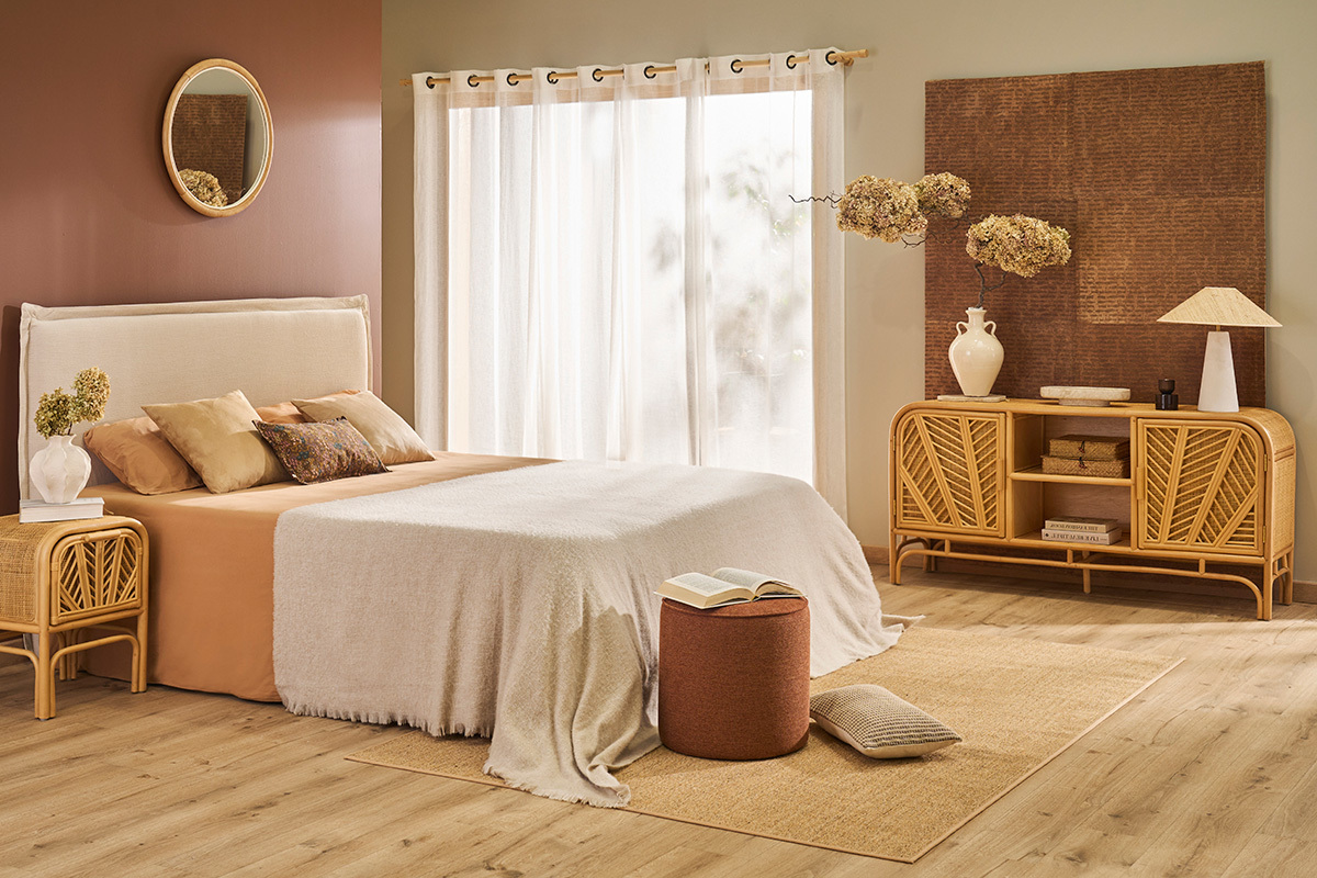 Buffet vintage de rat�n con dos puertas en una habitaci�n acogedora.