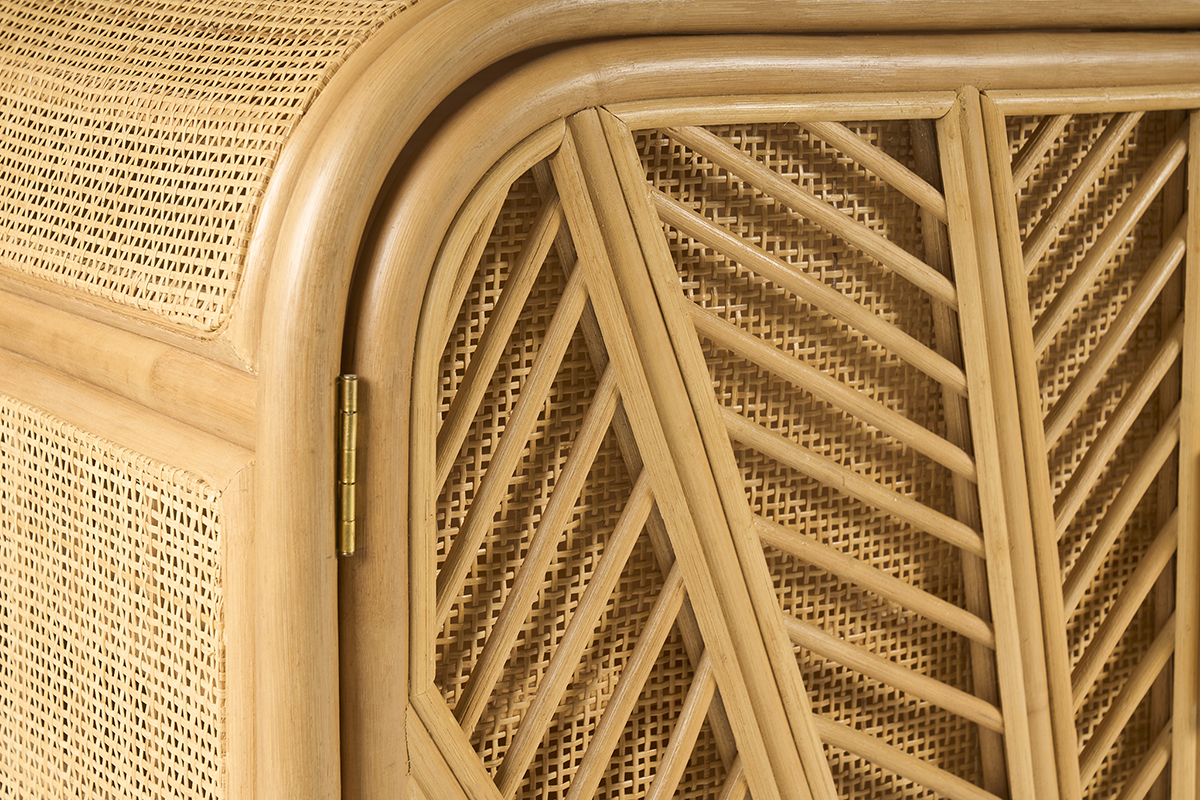 Detalle del buffet GALON de rat�n con motivo gr�fico en las puertas de mimbre.