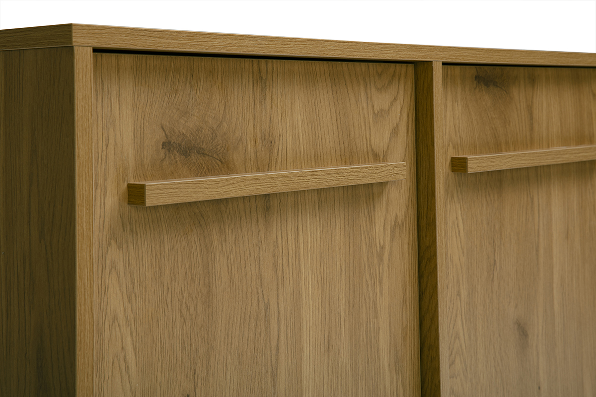 Detalle del aparador LOTHAIRE acabado en madera clara de roble con dos puertas y tiradores de madera