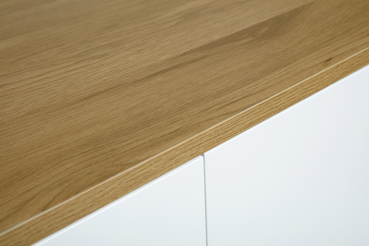 Plano de trabajo de madera clara de roble del aparador alto escandinavo ANDERS con frontal blanco, vista cercana