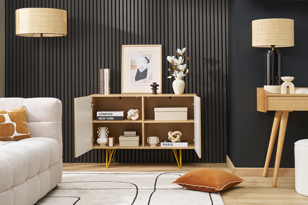 Aparador de diseo de madera de roble claro con grabados y metal dorado 2 puertas 107 cm OZEN