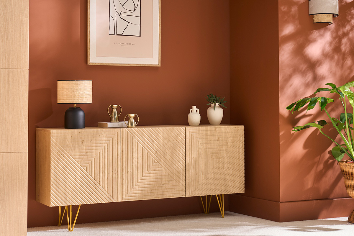 Aparador de diseo de madera de roble claro con grabados y metal dorado 3 puertas 160 cm OZEN