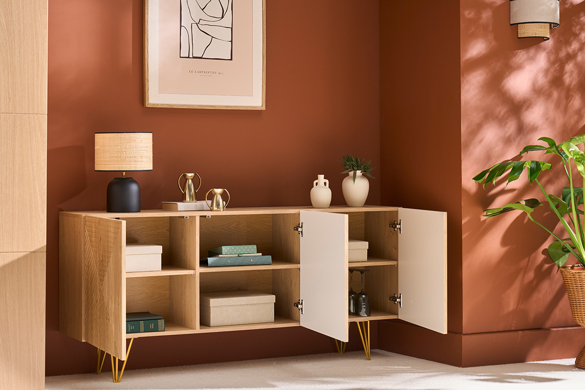 Aparador de diseo de madera de roble claro con grabados y metal dorado 3 puertas 160 cm OZEN