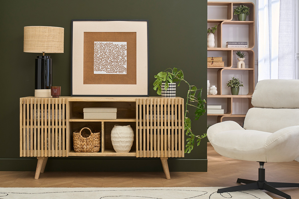 Buffet de madera de mango macizo ALBA, vista frontal con puertas correderas y decoraci�n
