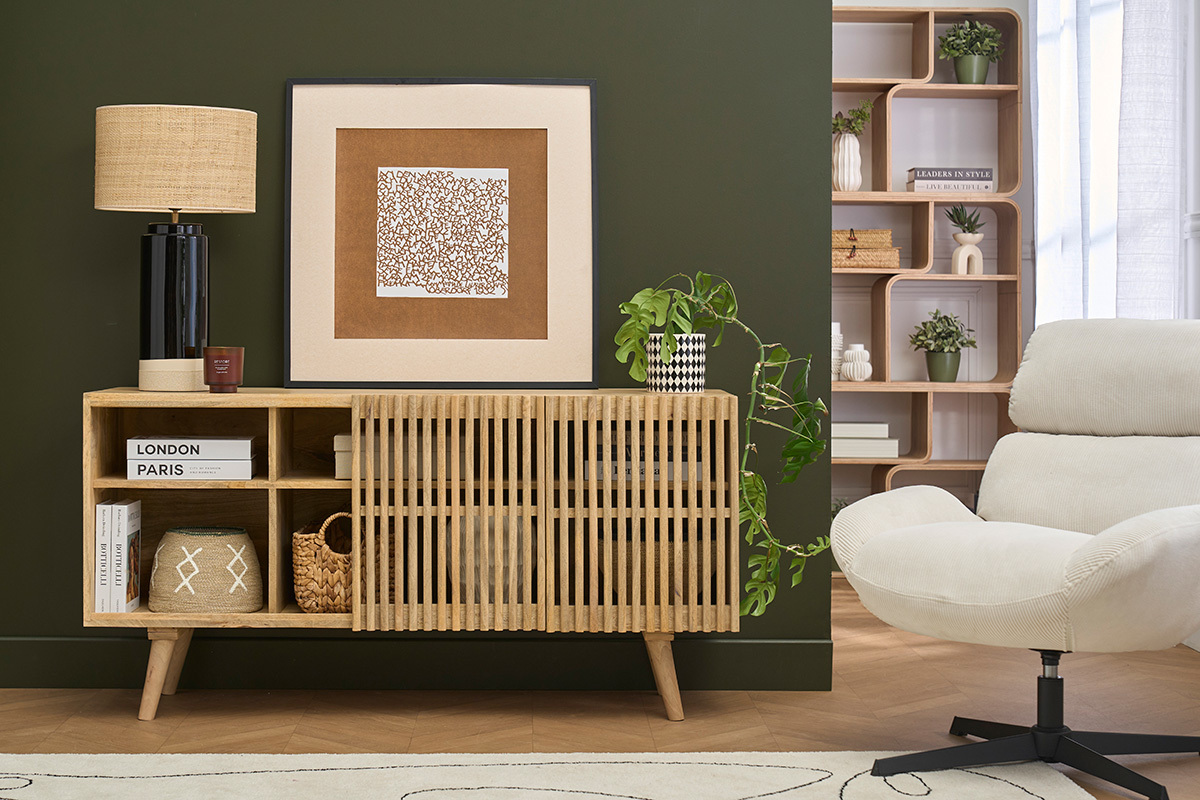 Buffet de madera de mango macizo ALBA con puertas correderas, visto de frente, decorado con plantas y l�mparas.