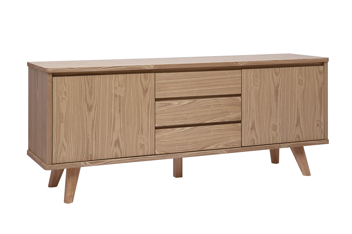 Aparador escandinavo de madera clara de fresno, dos puertas y tres cajones, vista en 3/4, L180 cm.