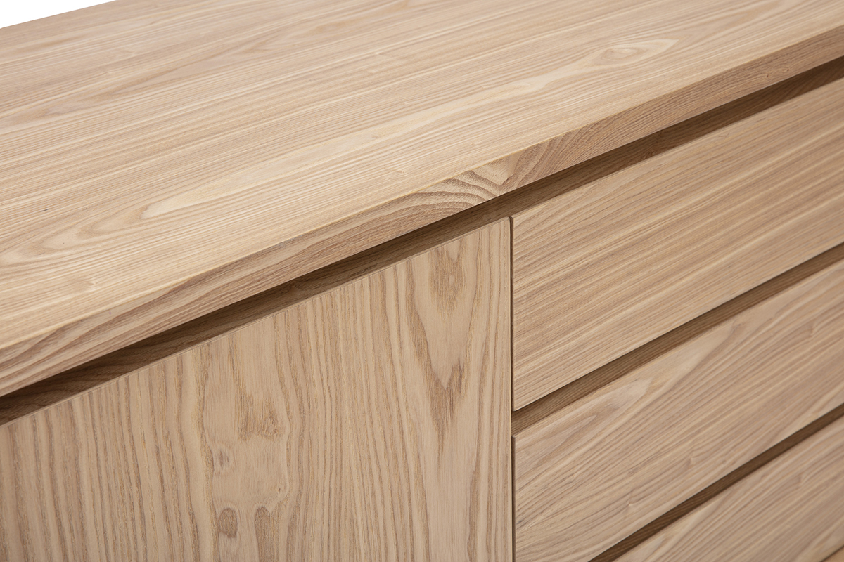 Buffet escandinavo de madera clara, vista desde arriba, mostrando los detalles de las puertas y cajones.