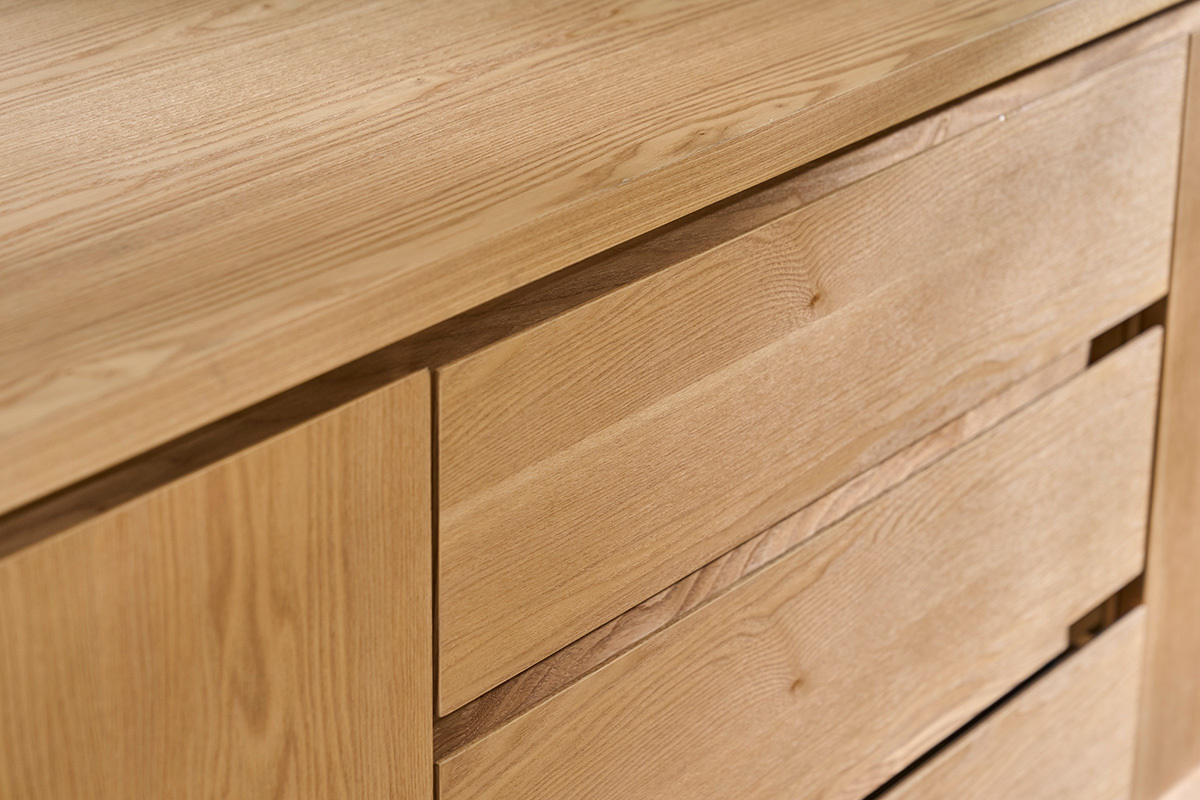 Aparador escandinavo de madera clara fresno 2 puertas 3 cajones L180 cm FIFTIES