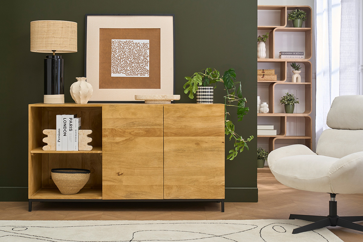 Buffet industrial de madera de mango maciza y metal negro, vista frontal con decoraci�n.