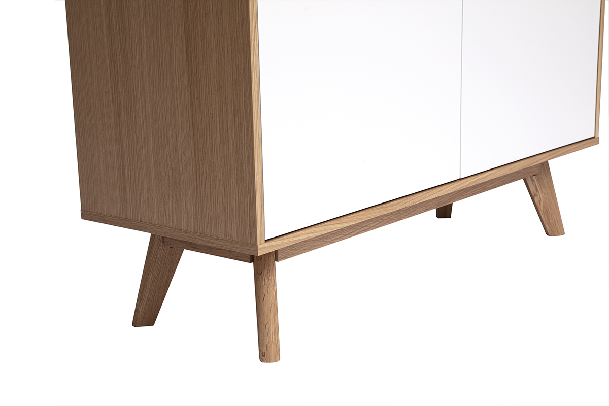 Buffet alto escandinavo de madera y blanco, vista lateral, patas de roble macizo.