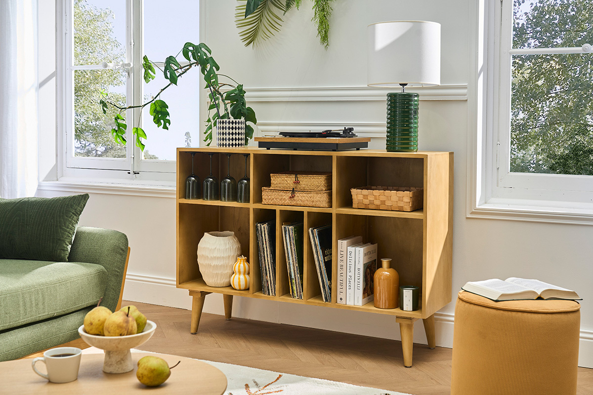 Buffet ISIDRO de madera de mango maciza, con nichos abiertos para botellas y vinilos, vista frontal