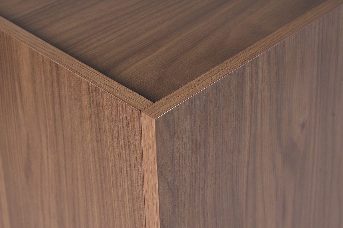 Esquina de un aparador de madera con acabado de nogal marr�n, vista cercana de la veta y las vetas.