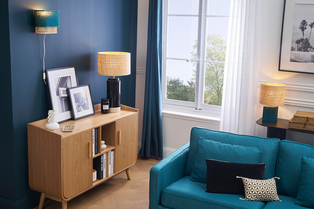 Buffet escandinavo de madera clara con decoraciones, vista interior.