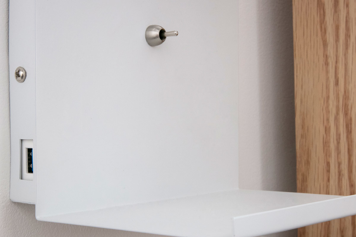 Aplique de pared moderno entrada USB metal blanco PLUG