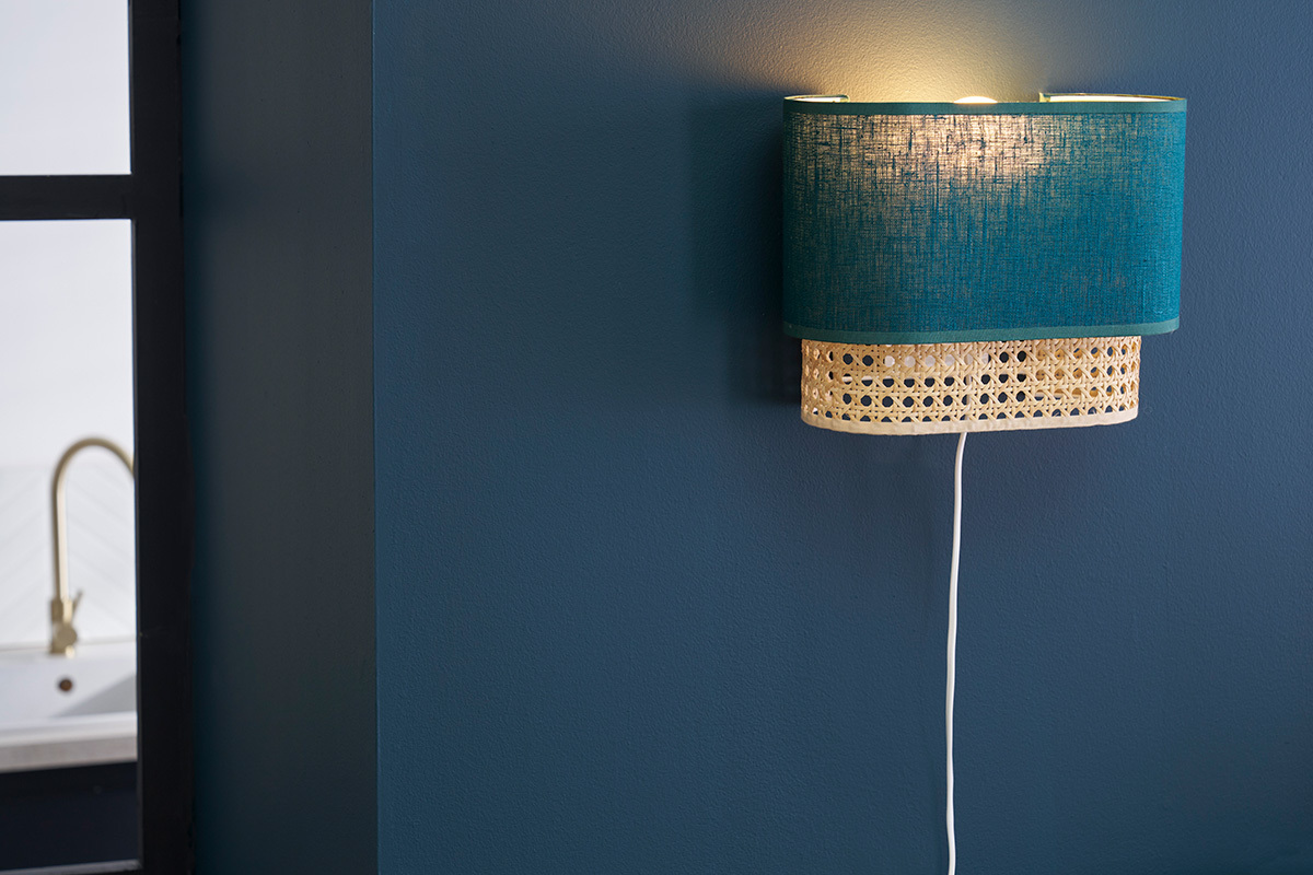 Aplique de pared azul pato y rat�n, vista lateral, en pared azul.