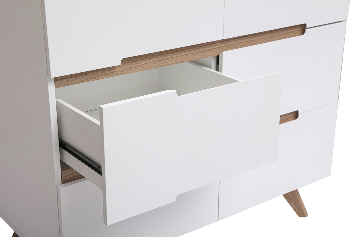 Vista lateral de un armario escandinavo blanco con caj�n abierto, tiradores de madera, patas de roble.