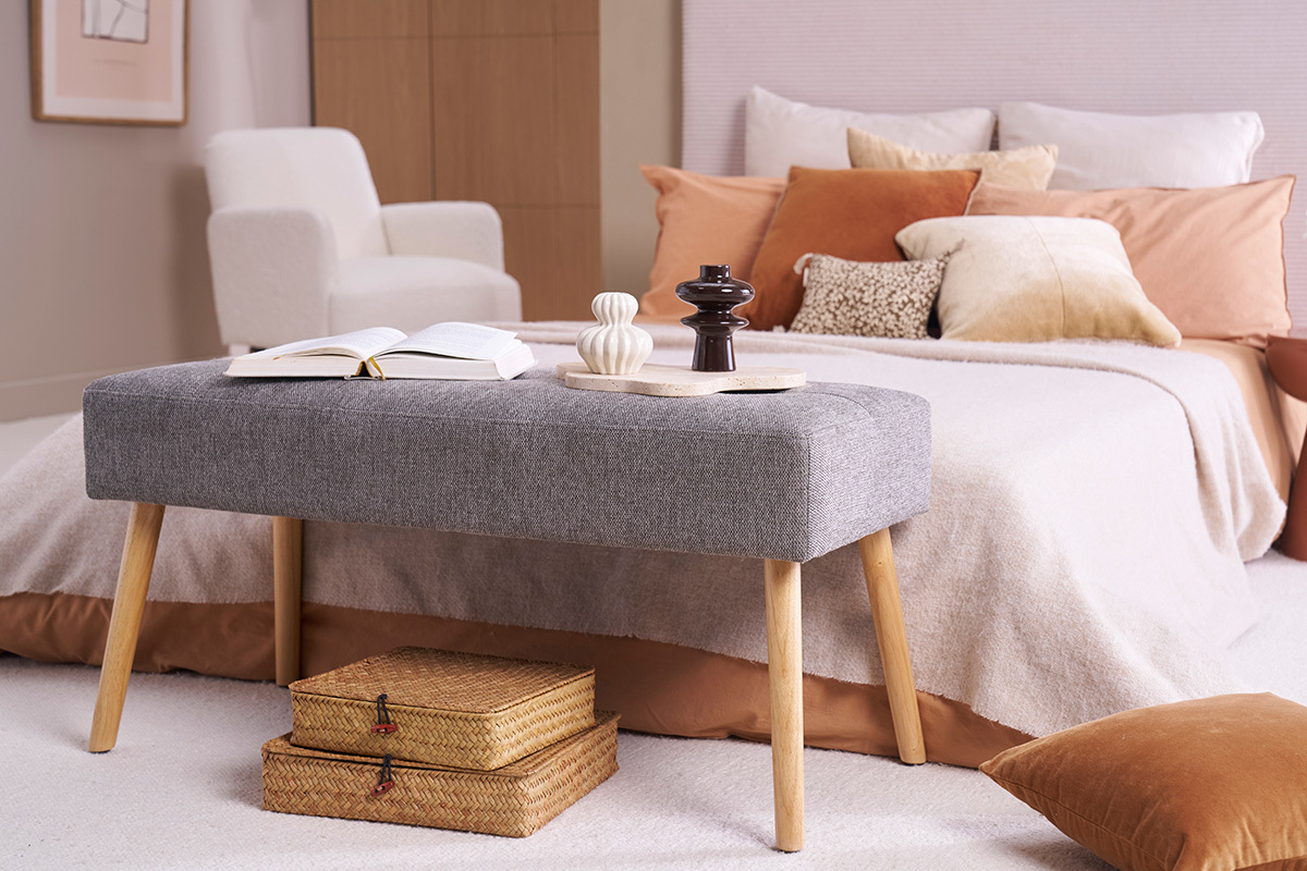 Banco capiton de tela efecto aterciopelado texturizado gris claro y madera clara 95 cm GUESTA