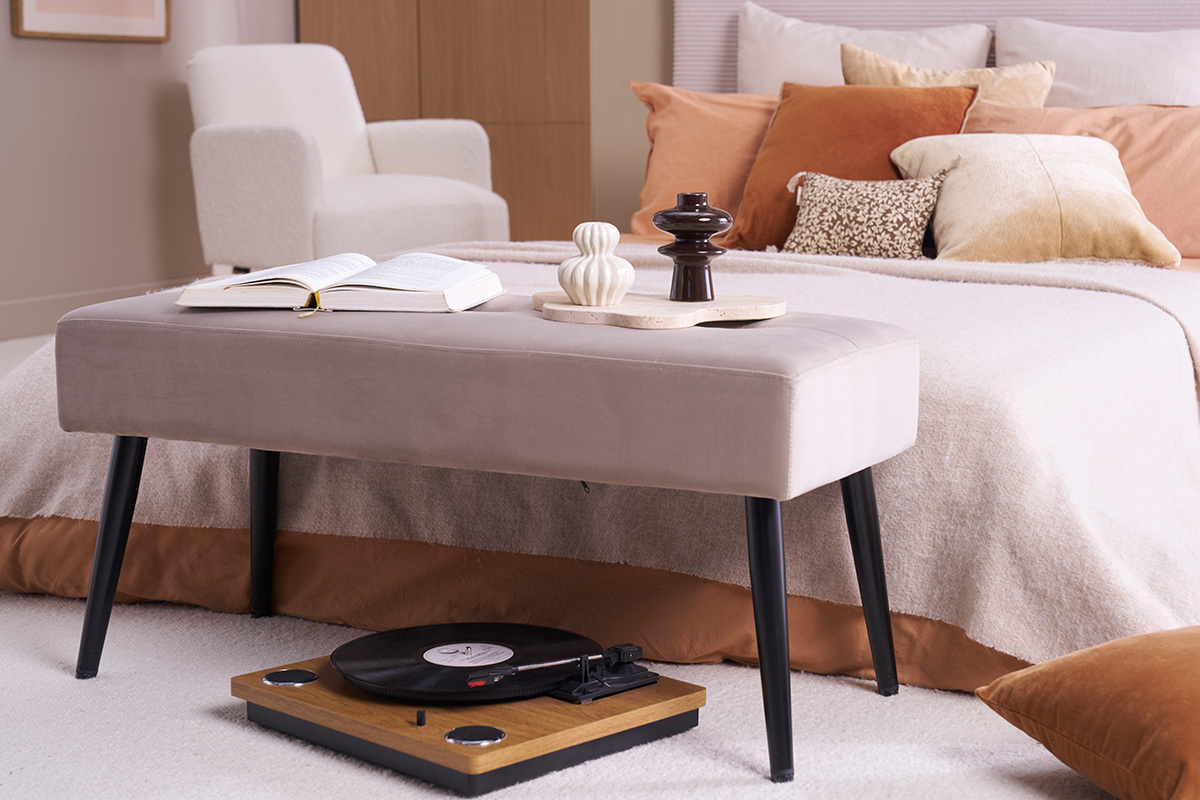 Banco de diseo capiton de terciopelo color topo y metal negro 95 cm GUESTA