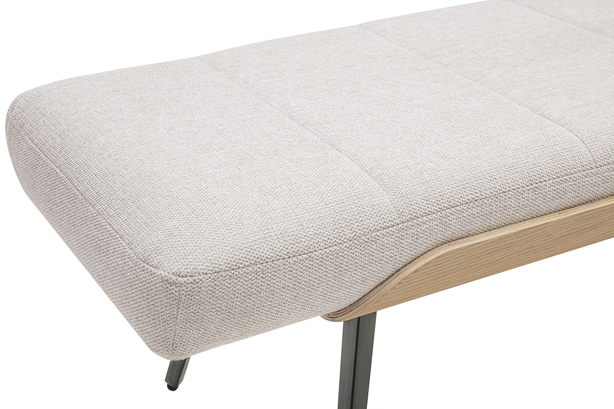 Banco de tela con efecto terciopelo texturizado beige, vista de cerca, patas de metal negro y madera clara.