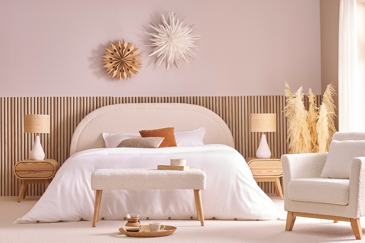 Banco nrdico capiton de borreguillo blanco y madera clara 96 cm GUESTA