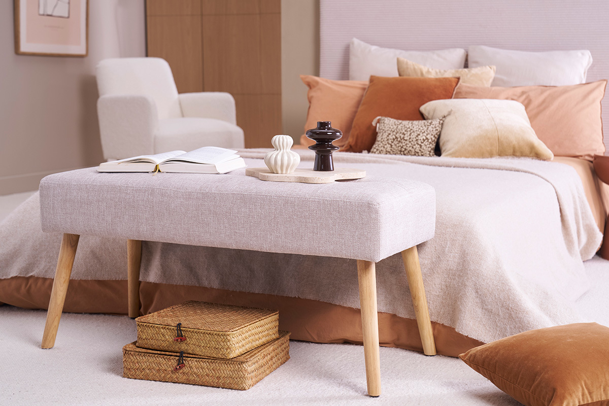 Banco nrdico capiton de tela efecto aterciopelado texturizado beige y madera clara 96 cm GUESTA