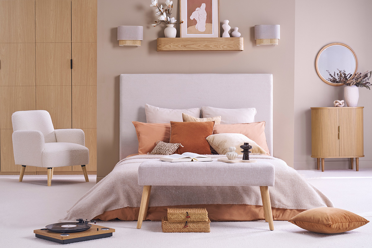 Banco nrdico capiton de tela efecto aterciopelado texturizado beige y madera clara 96 cm GUESTA