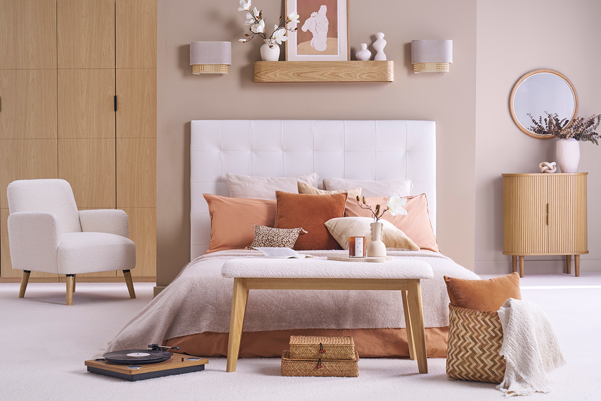 Banco nrdico de borreguillo blanco y madera clara 92 cm ELION