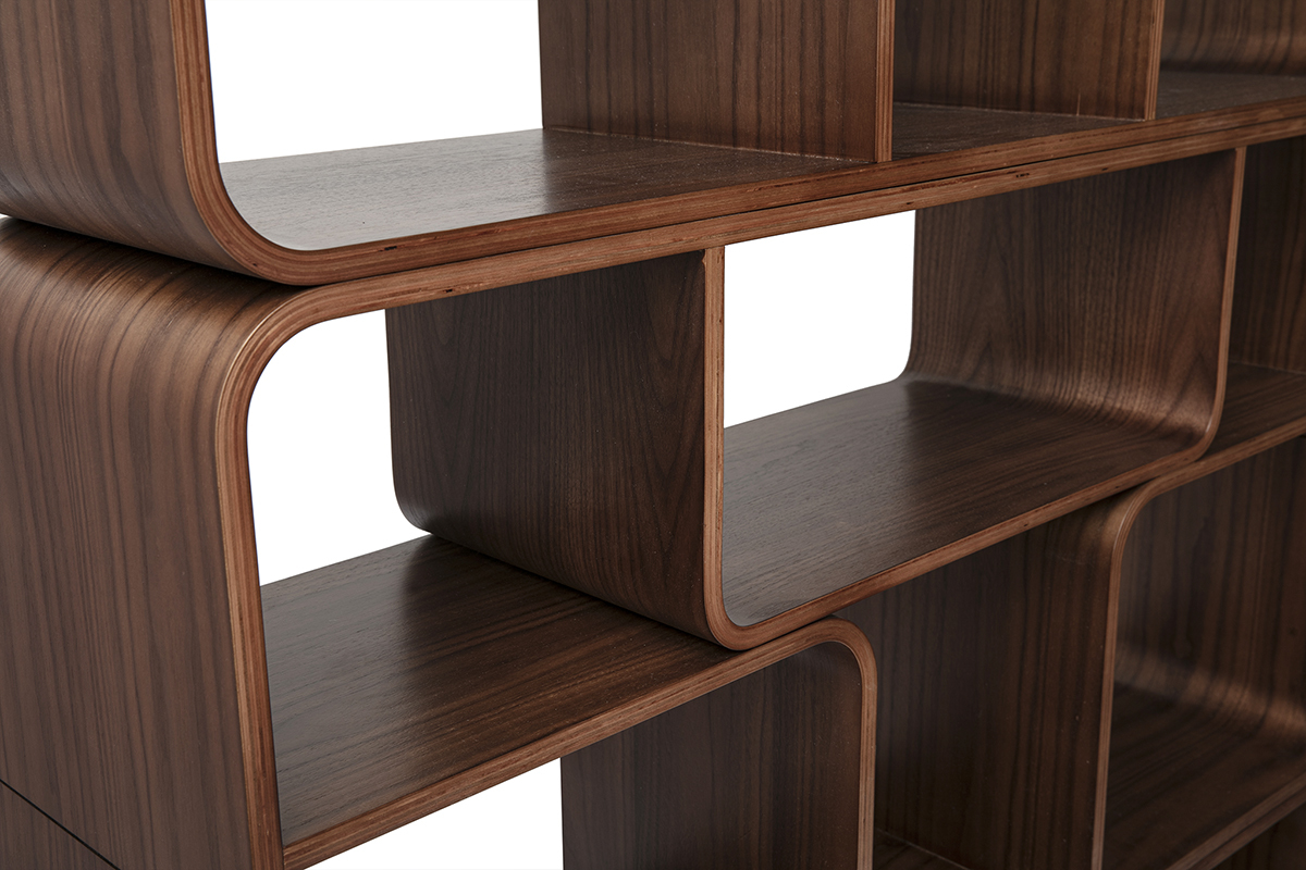Detalle de biblioteca en madera oscura de nogal con dise�o redondeado y estantes abiertos.