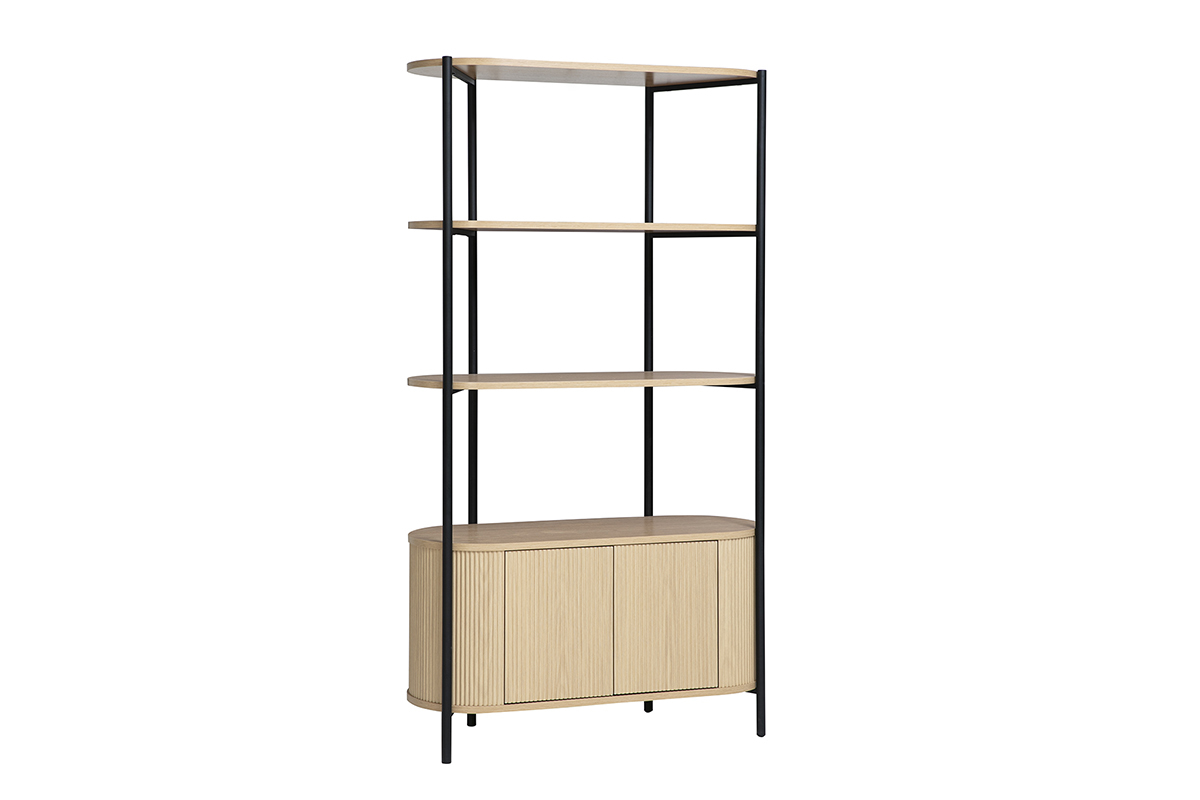 Biblioteca ZORA acabado en madera roble claro y metal negro, vista de 3/4 con tres estantes abiertos y m�dulo redondeado.