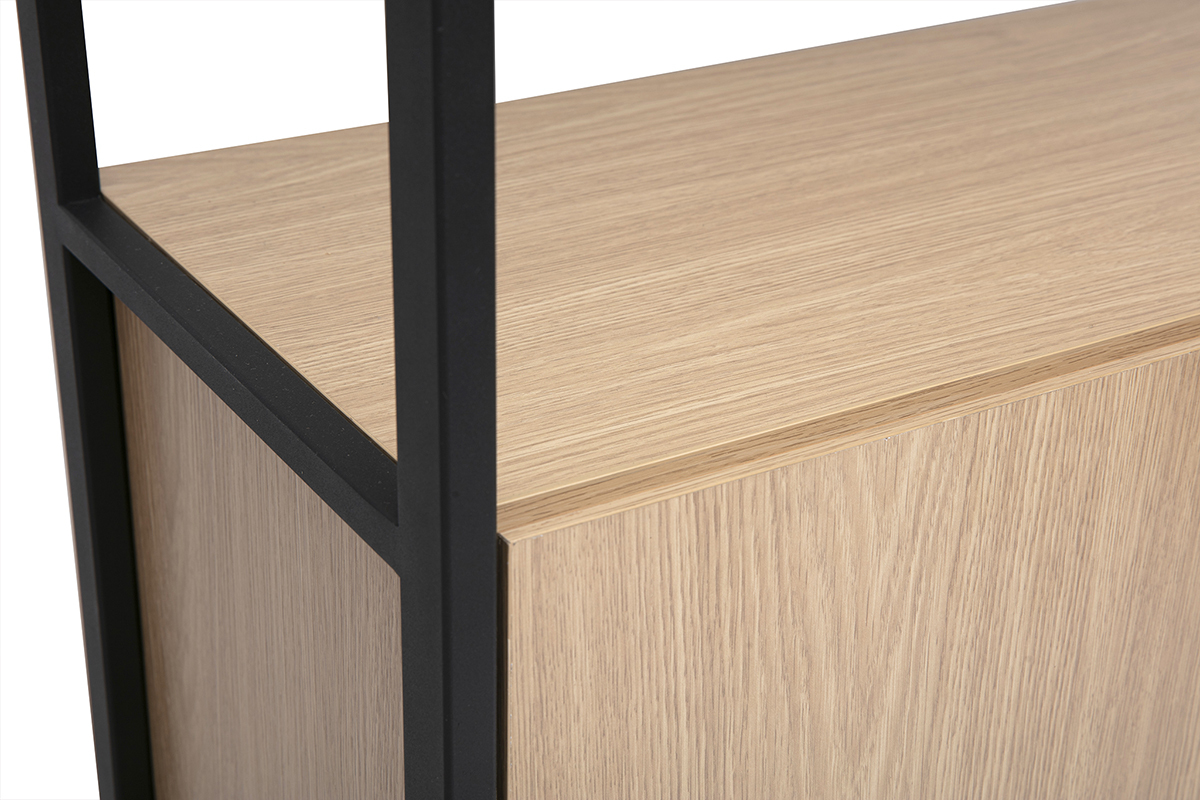 Primer plano de una estantera con estructura de metal negro y madera clara de roble.