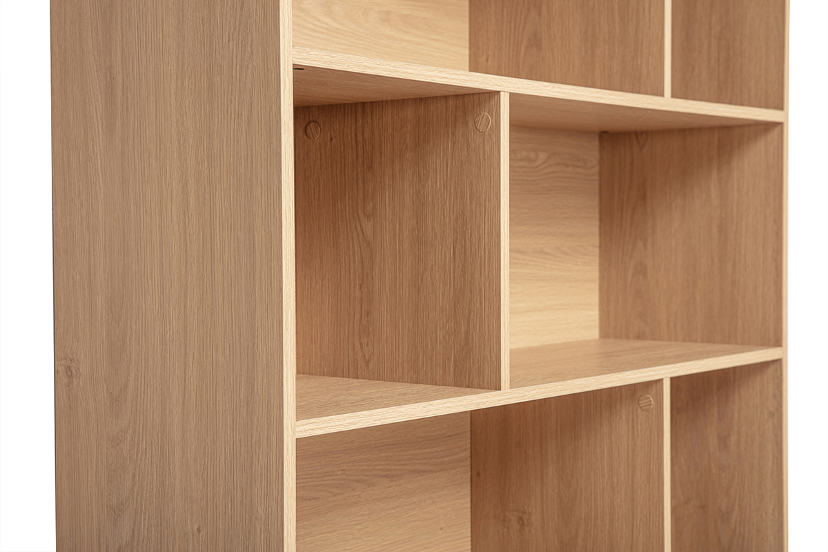 Biblioteca de madera clara con 8 compartimentos, vista ampliada.