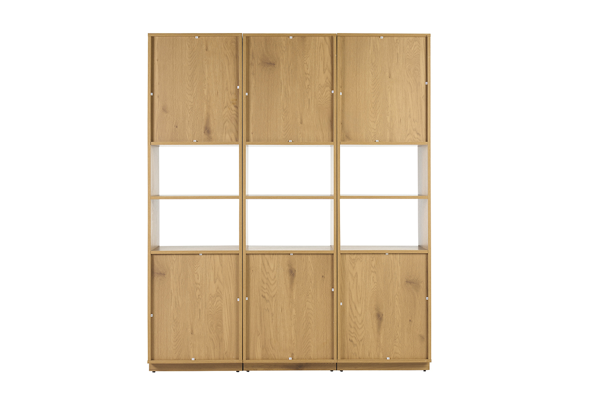 Biblioteca de madera clara con tres m�dulos y almacenamiento, vista trasera.