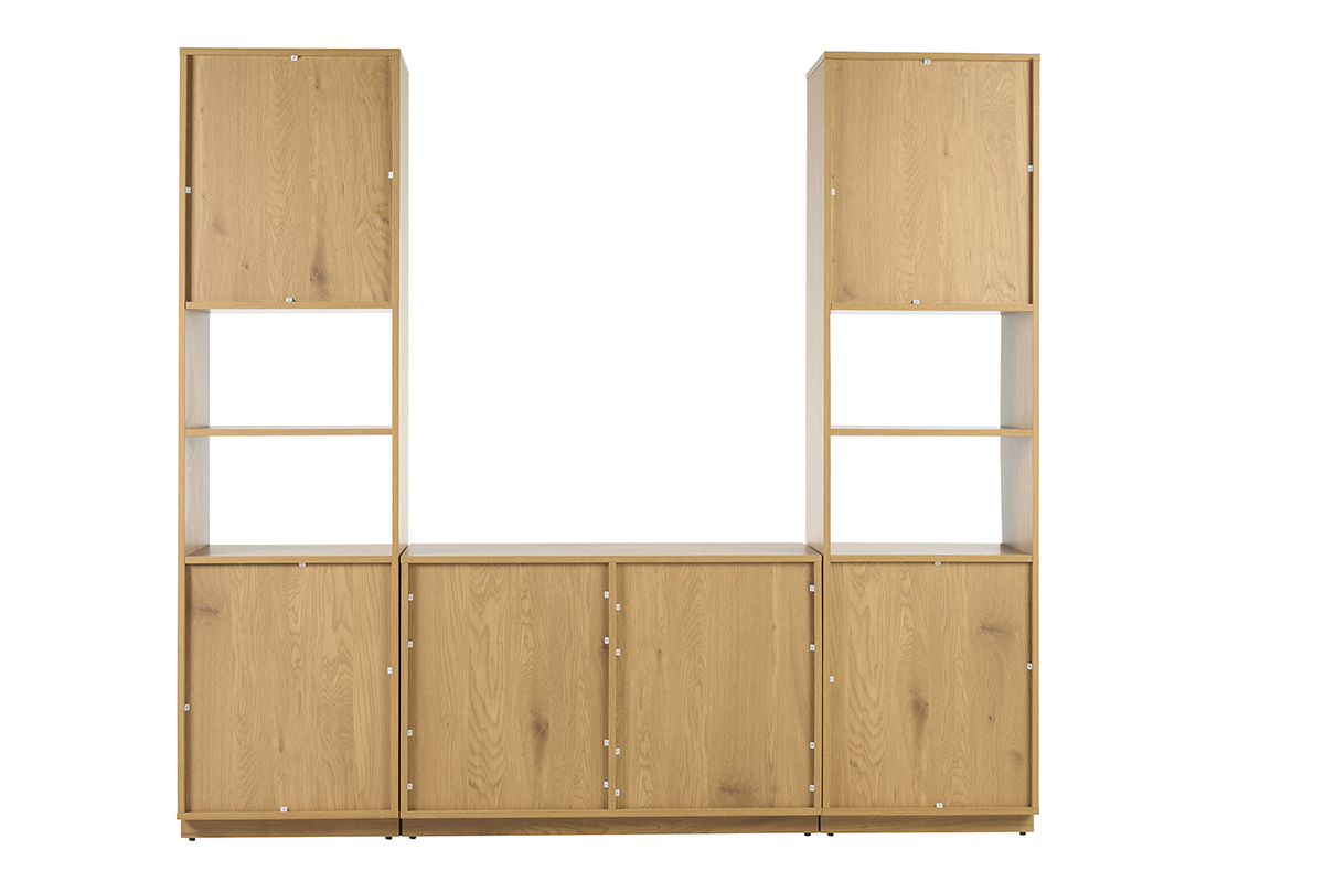 Biblioteca de madera clara con almacenamiento, puertas y estantes abiertos, vista desde atr�s.