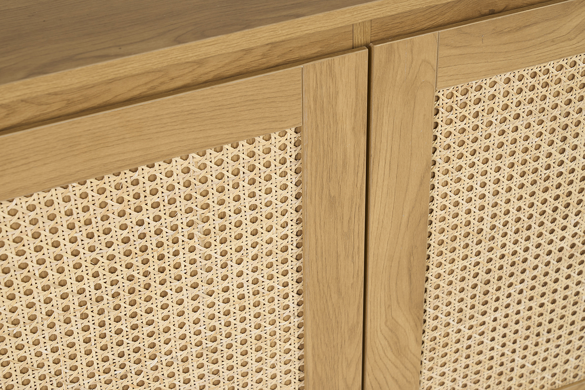 Primer plano de la librer�a SEVILLE en madera clara y tejido de rat�n.