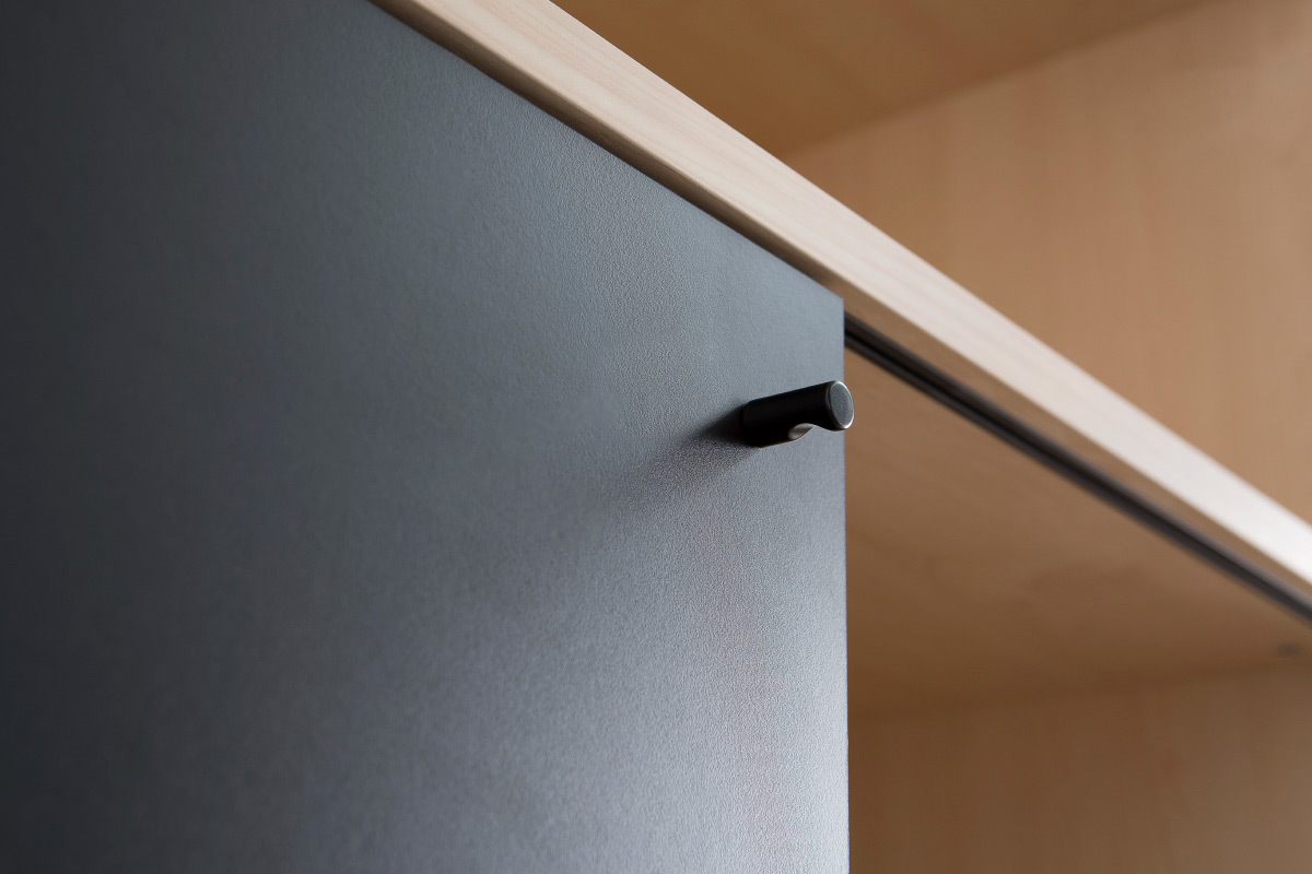 Biblioteca moderna en madera con puertas correderas negras DOMINO