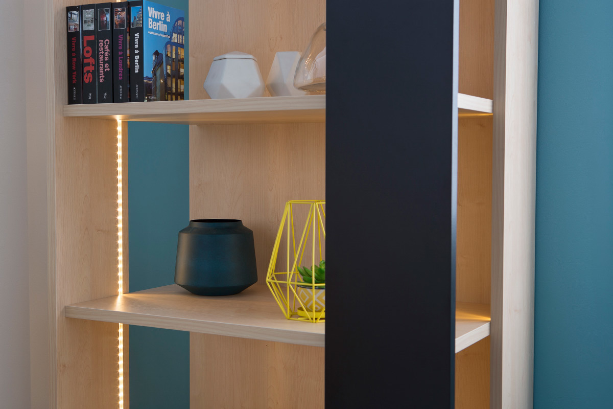 Biblioteca moderna madera y negro con iluminacin DOMINI