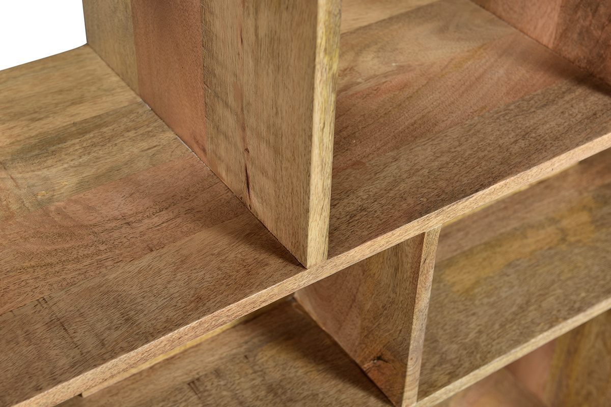 Primer plano de los estantes de madera maciza de la biblioteca RUPAH.