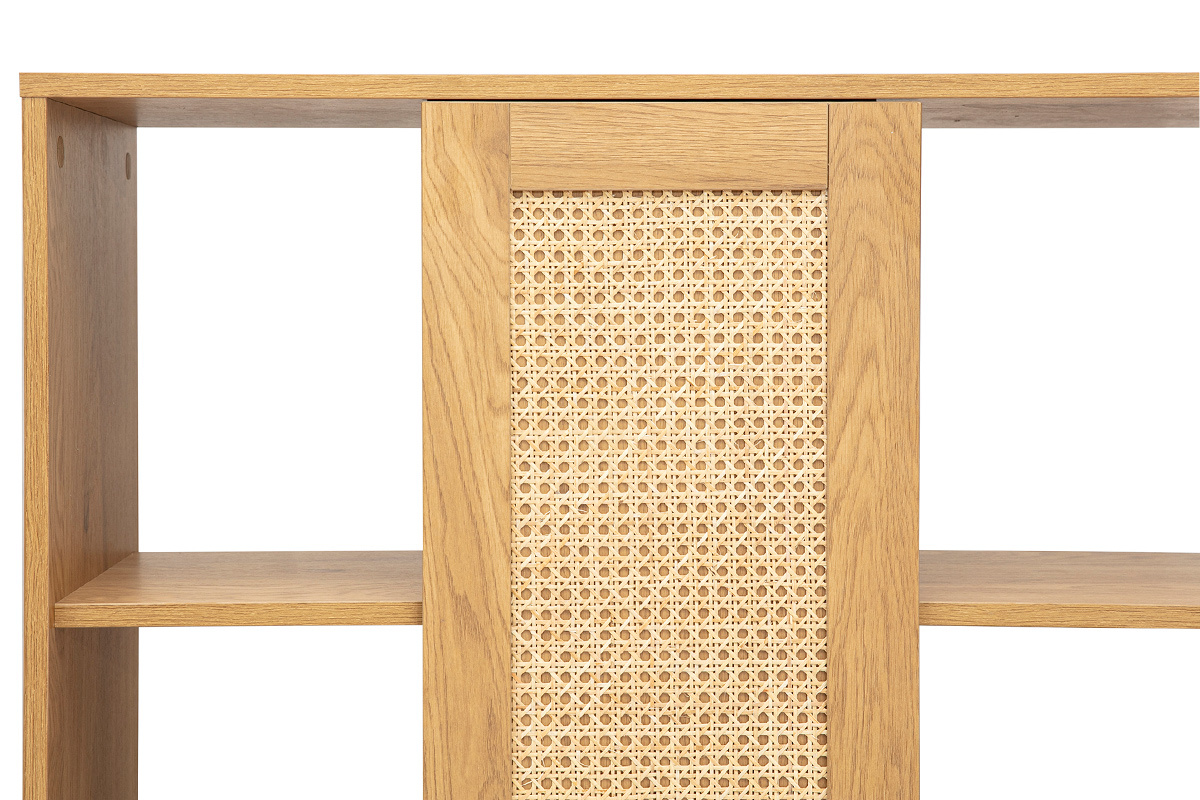 Primer plano de biblioteca en madera clara con panel de caa de ratn, estantes visibles.