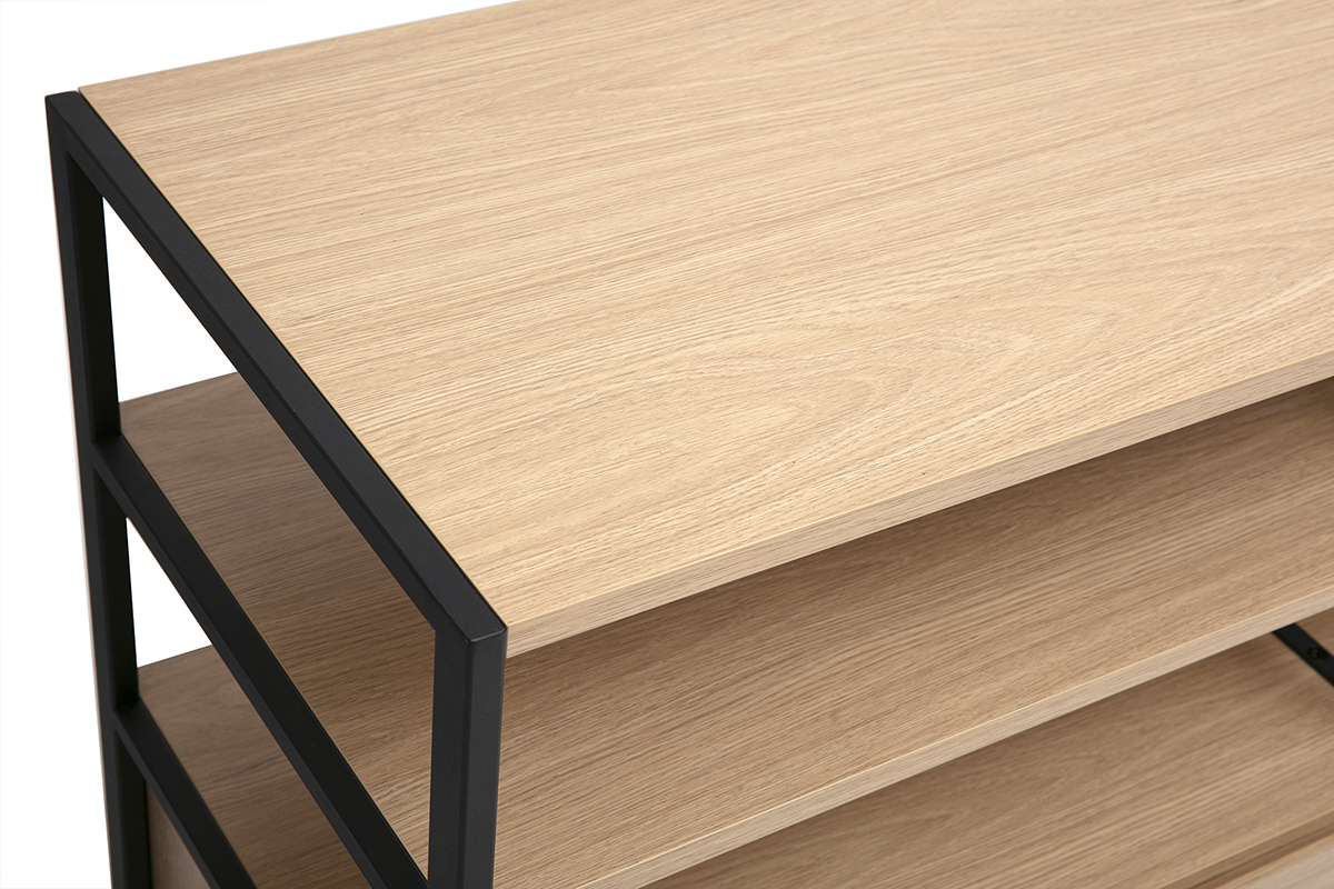 Vista cercana del aparador bajo MAXENCE en madera clara y estructura met�lica negra.