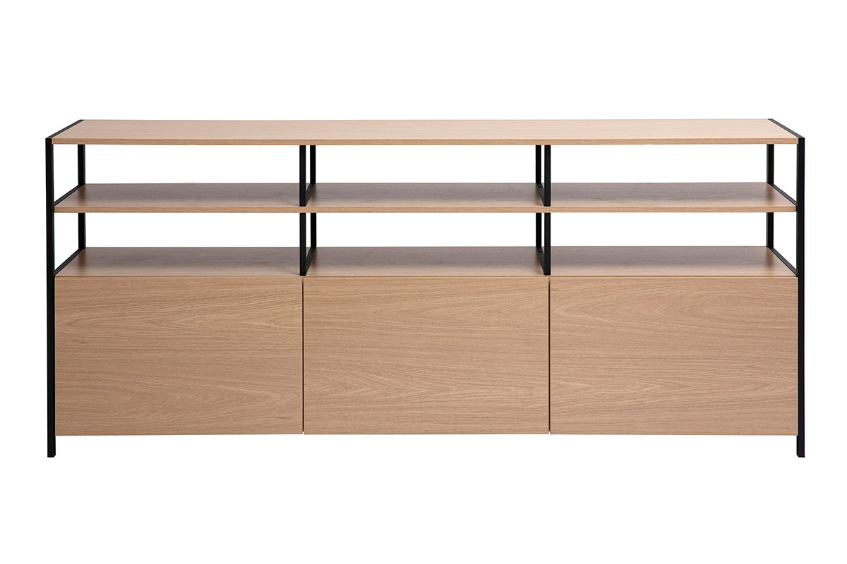 Buffet bajo de madera clara y metal negro, tres compartimentos cerrados, dos estantes abiertos, vista frontal.