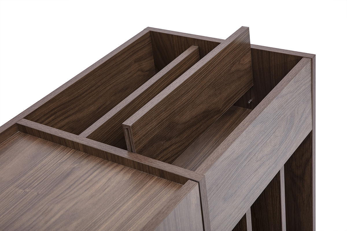 Compartimientos superiores del aparador de madera acabado en nogal, vista cercana.